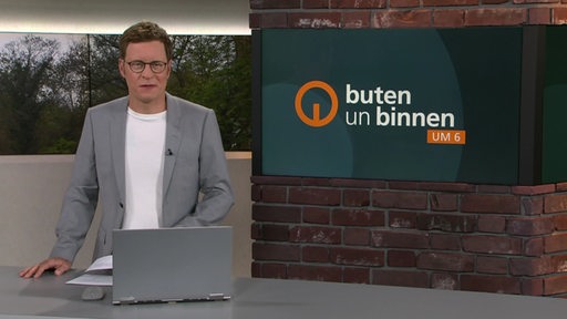 Moderator Felix Krömer im Studio von buten un binnen.