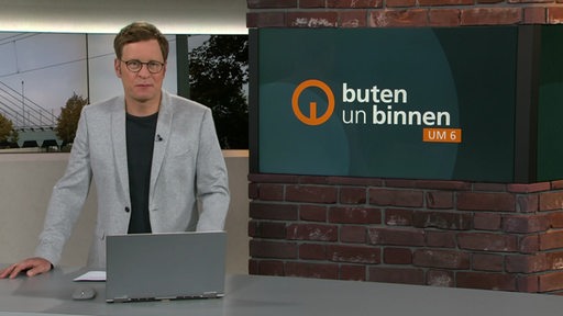 Der Moderator Felix Krömer im Studio von buten un binnen.