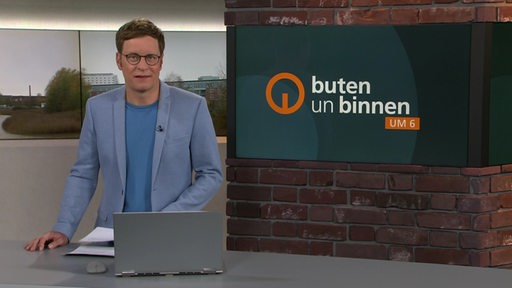 Moderator Felix Krömer im Studio von buten un binnen. 