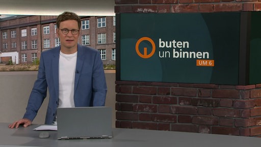 Der Moderator Felix Krömer im Studio von buten un binnen.