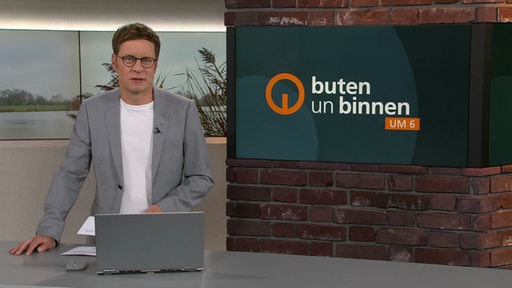 Moderator Felix Krömer im buten un binnen Studio. 