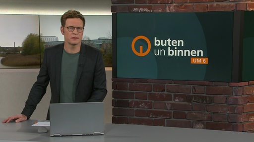 Der Moderator Felix Krömer im Studio von buten un binnen.