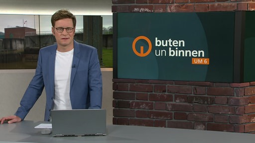 Der Moderator Felix Krömer im Studio von buten un binnen.