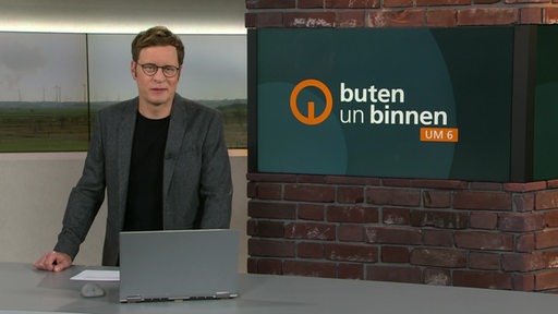 Der Moderator Felix Krömer im Studio von buten un binnen.