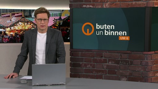 Moderator Felix Krömer im Studio von buten un binnen.