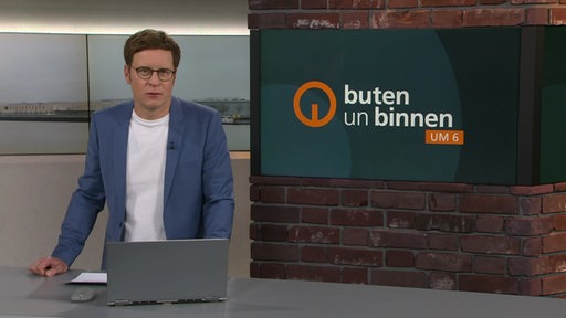 Der Moderator Felix Krömer im Studio von buten un binnen.