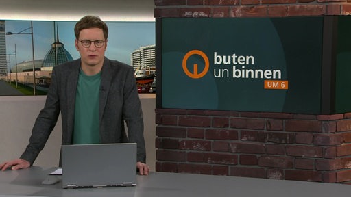 Der Moderator Felix Krömer im Studio von buten un binnen.