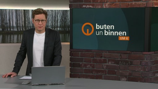 Moderator Felix Krömer im Studio von buten un binnen