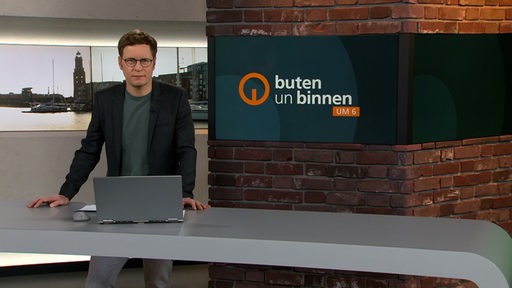 Moderator Felix Krömer im buten un binnen Studio. 