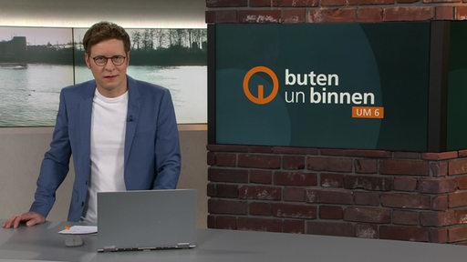 Moderator Felix Krömer im Studio von buten un binnen.