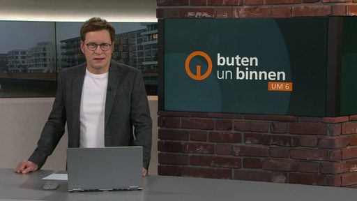 Moderator Felix Krömer im Studio von buten un binnen.