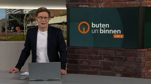 Moderator Felix Krömer im Studio von buten un binnen.