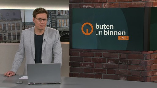 Moderator Felix Krömer im Studio von buten un binnen.