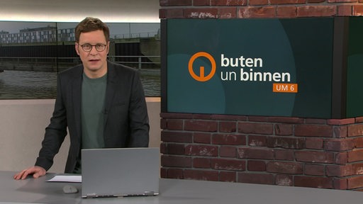 Moderator Felix Krömer im buten un binnen Studio. 