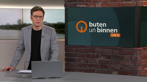 Moderator Felix Krömer im buten un binnen Studio. 