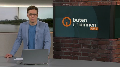 Moderator Felix Krömer im Studio von buten un binnen.