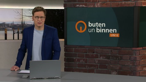 Moderator Felix Krömer im Studio von buten un binnen.