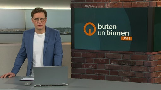 Der Moderator Felix Krömer im Studio von buten un binnen.