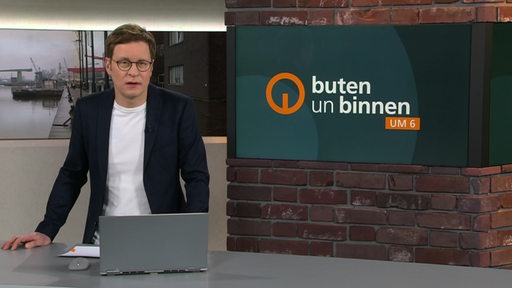 Moderator Felix Krömer im Studio von buten un binnnen.