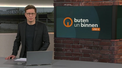 Der Moderator Felix Krömer im Studio von buten un binnen.