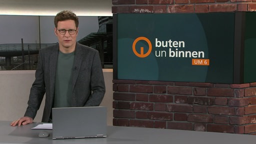 Der Moderator Felix Krömer im Studio von buten un binnen.