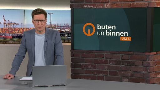 Der Moderator Felix Krömer im Studio von buten un binnen.