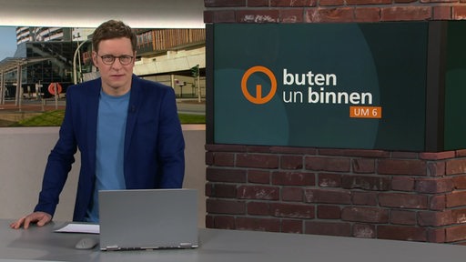 Der Moderator Felix Krömer im Studio von buten un binnen.