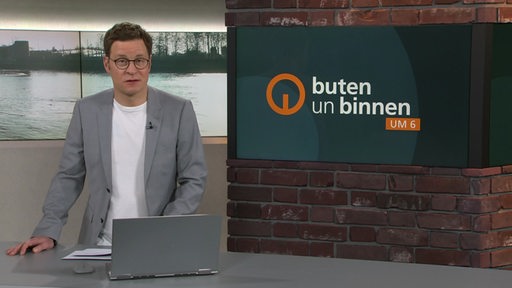 Moderator Felix Krömer im Studio von buten un binnen.