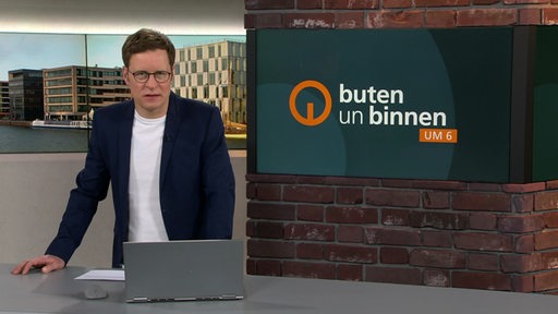 Moderator Felix Krömer im Studio von buten un binnen.