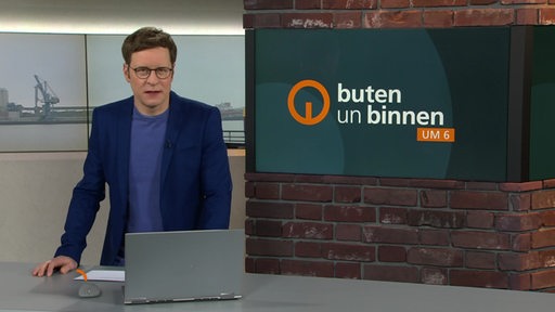 Moderator Felix Krömer im Studio von buten un binnen.