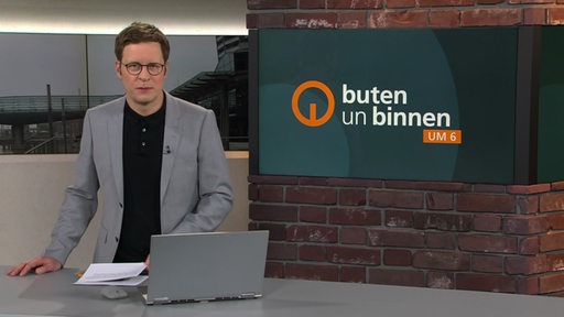 Moderator Felix Krömer im Studio von buten un binnen.