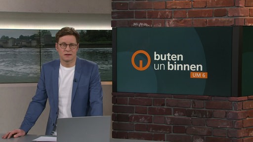 Moderator Felix Krömer im Studio von buten un binnen.