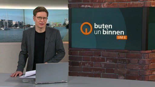 Der Moderator Felix Krömer im Studio von buten un binnen.