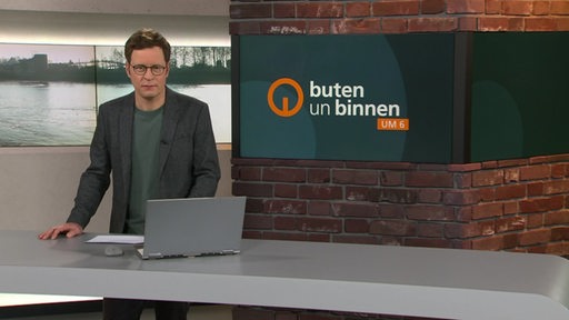 Der Moderator Felix Krömer im Studio von buten un binnen 