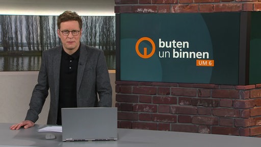 Der Moderator Felix Krömer im Studio von buten un binnen 