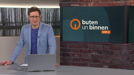 Der Moderator Felix Krömer im Studio von buten un binnen.