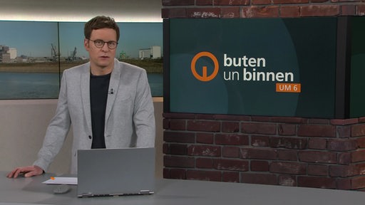 Moderator Felix Krömer im Studio von buten un binnen.