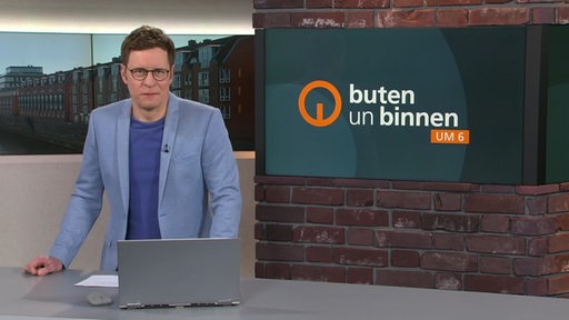 Moderator Felix krömer im Studio von buten un binnen.