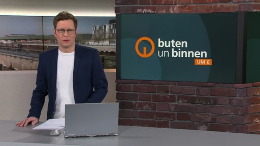 Der Moderator Felix Krömer im Studio von buten un binnen.