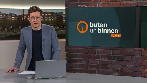 Moderator Felix Krömer im buten un binnen Studio. 