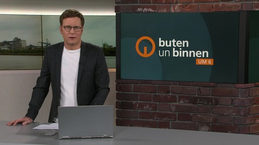 Der Moderator Felix Krömer im Studio von buten un binnen.