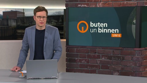 Der Moderator Felix Krömer im Studio von buten un binnen.