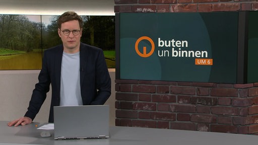 Moderator Felix Krömer im Studio von buten un binnen.