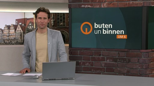 Moderator János Kereszti im buten un binnen Studio. 