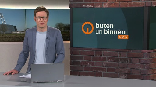 Der Moderator Felix Krömer im Studio von buten un binnen.