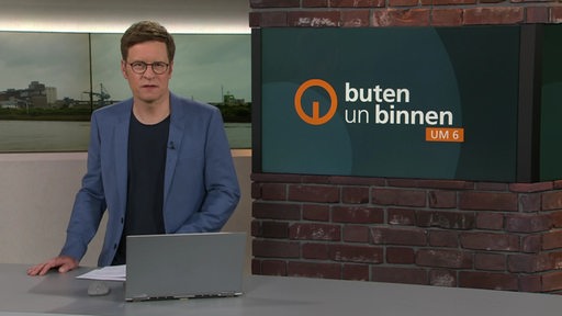 Der Moderator Felix Krömer im Studio von buten un binnen.