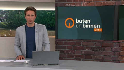 Der Moderator Janos Kereszti im Studio von buten un binnen.