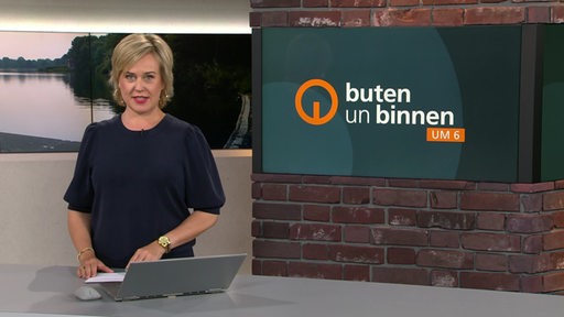 Moderatorin Kirsten Rademacher im Studio von buten un binnen