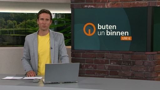 Der Moderator Janos Kereszti im Studio von buten un binnen.