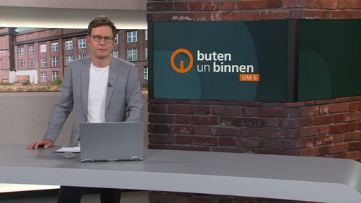 Der Moderator Felix Krömer im Studio von buten un binnen.